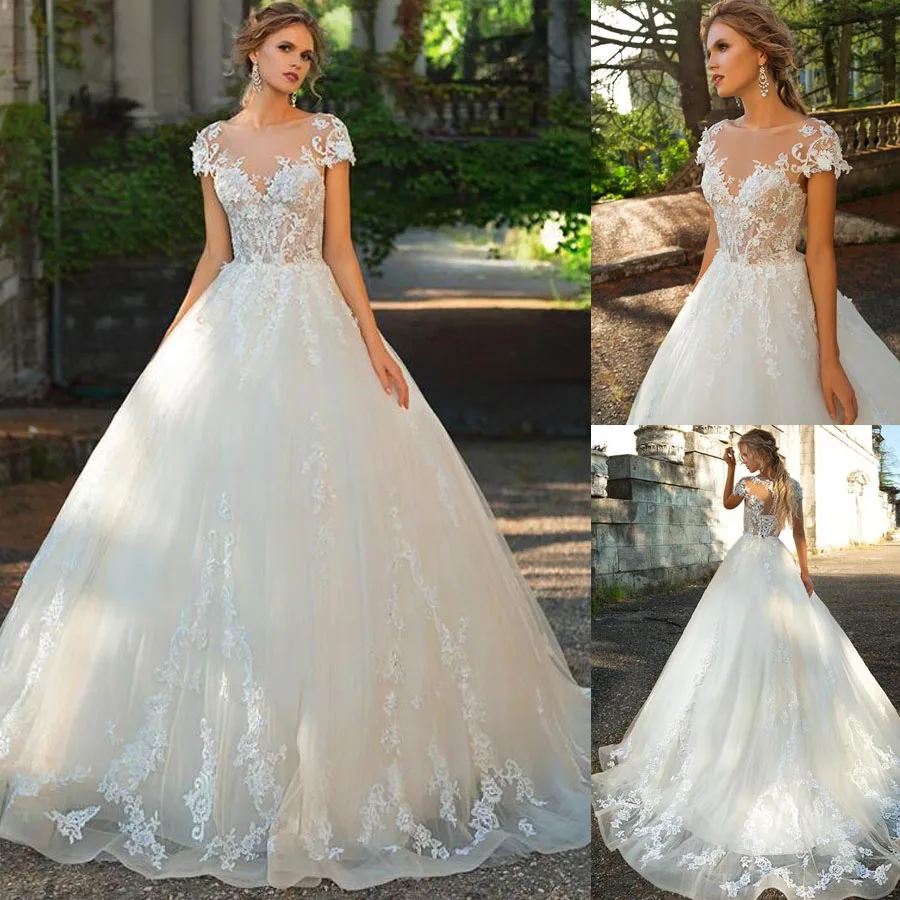 

Soft Tulle Scoop Neckline Short Sleeve Ball Gown Wedding Dress with Lace Applique Lace-up Button Court Train Bridal Dress