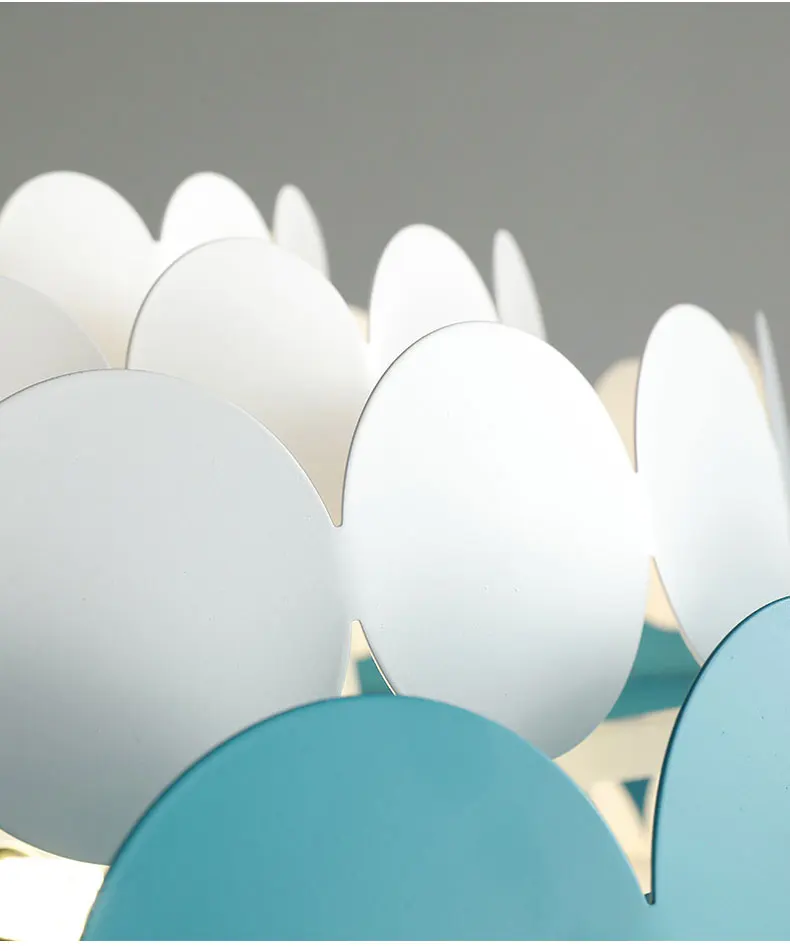 彩色圆片吊灯下_13