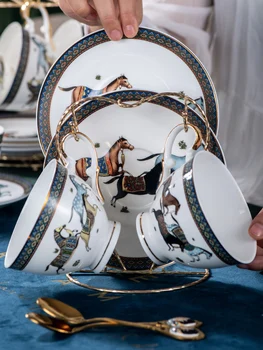 

Luxury European Coffee Cup Set Ceramic Vintage Porcelain Latte Tea Cups Saucer Set with Handle Tazza Ceramica Drinkware OO50BD