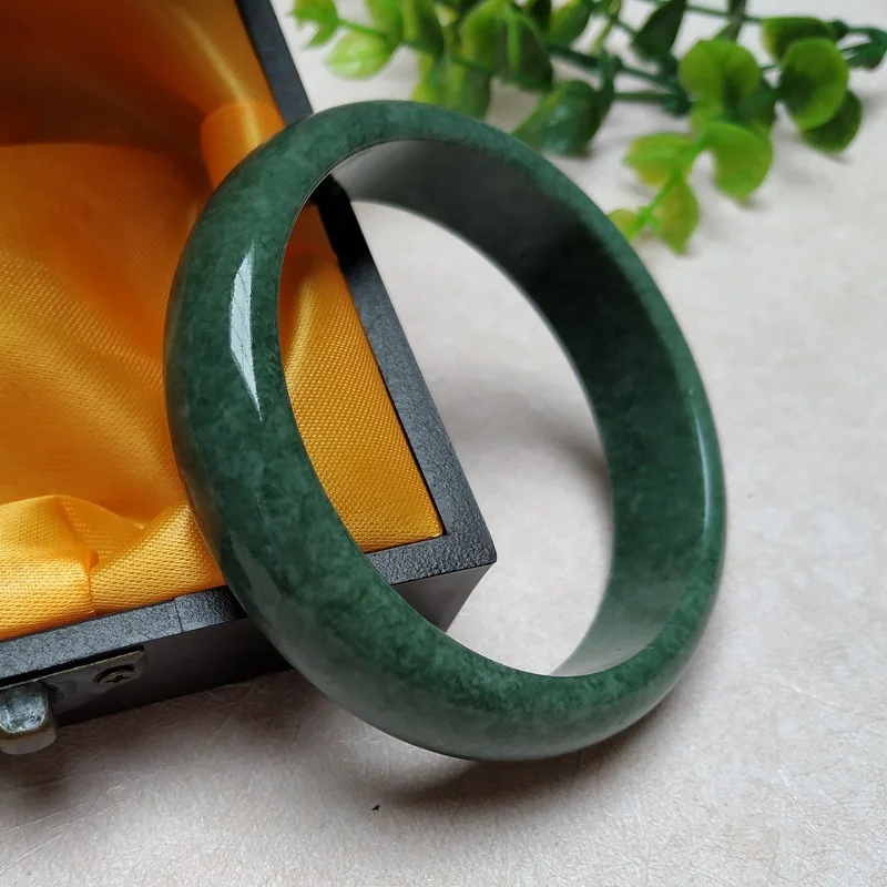 Фото Китайский натуральный темно-зеленый резной широкий нефритовый браслет ручной