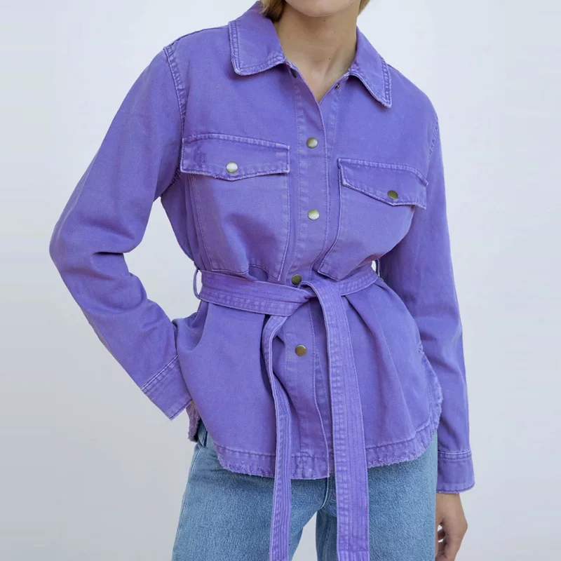 Женская джинсовая куртка-бомбер на пуговицах с поясом и карманами | одежда