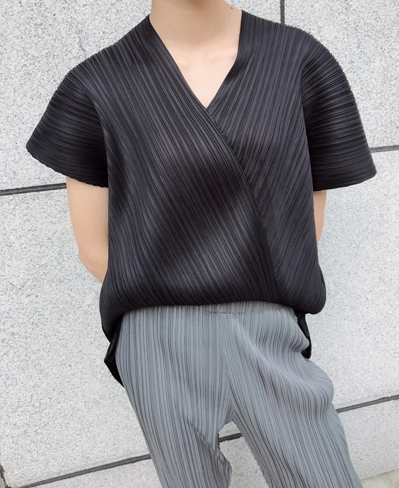 Miyake плиссированные, пожалуйста, футболка с v-образным вырезом, новые модные однотонные свободные женские кофты, Корейская одежда, женские рубашки с короткими рукавами, большие размеры - Цвет: Black