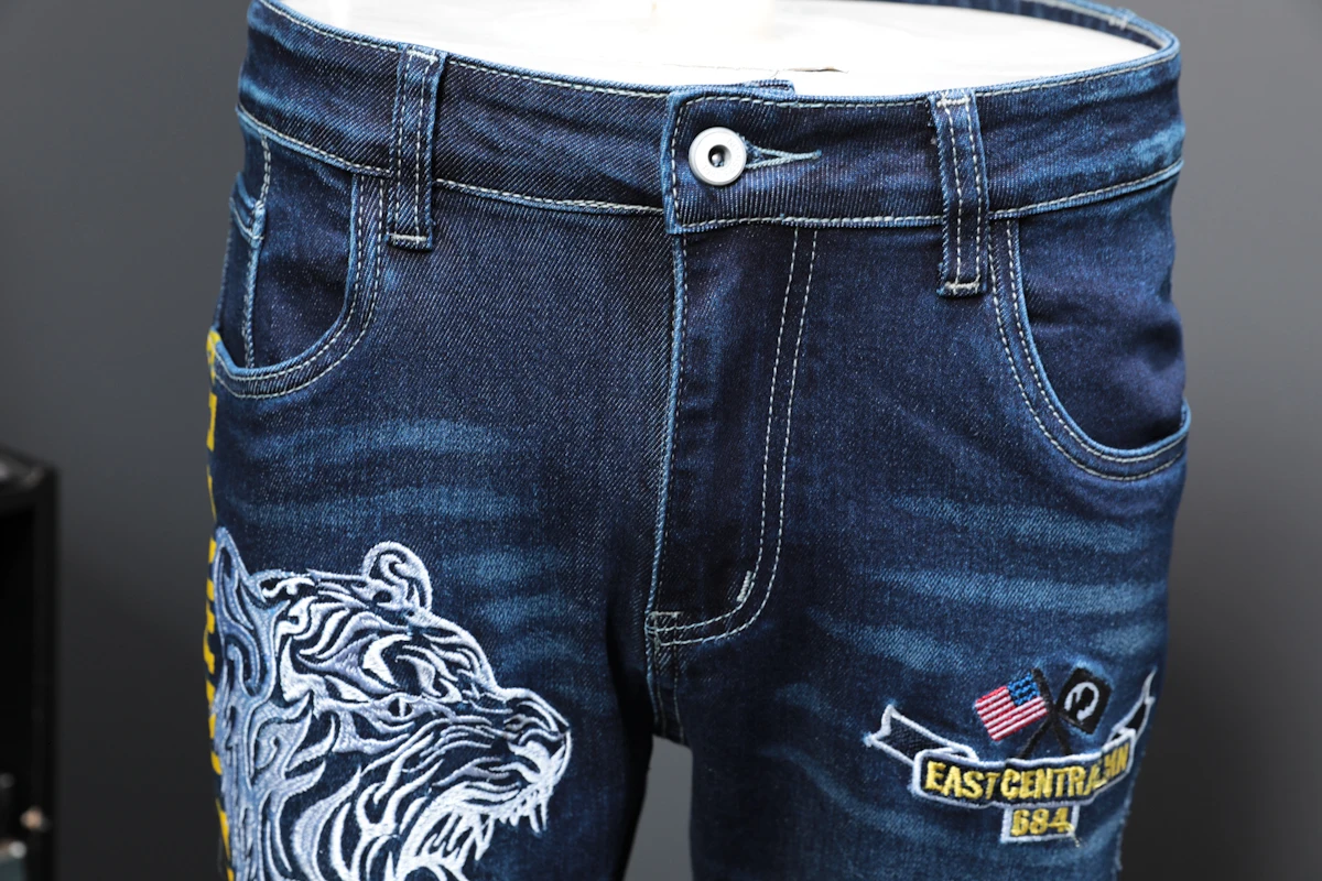 Осенние мужские джинсы с дырками, эластичные, с головой тигра, для досуга, брендовые дизайнерские джинсы, длинные штаны, с вышивкой, с принтом