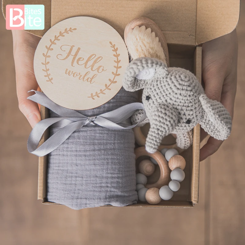 Toalla para bebé recién nacido conjunto de baño de juguete, Caja de Regalos, manta de algodón de doble cara, pulsera de sonajero de madera, juguetes de ganchillo, producto de regalo para baño de bebé