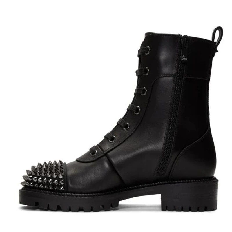low heel Ботинки из телячьей кожи с заклёпками; ботинки из матовой кожи с круглым носком и шипами; Цвет Черный; ботинки на шнуровке на низком каблуке; байкерские ботинки на молнии; сезон осень-зима - Цвет: low heel