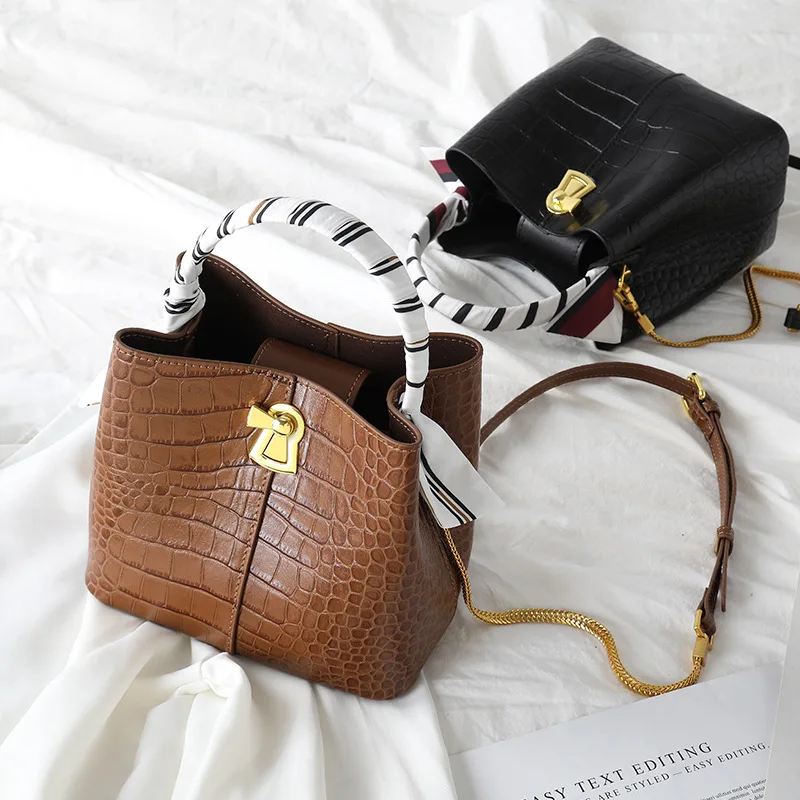 

Fashion leather pure color handbag, simple single shoulder slant back lady bucket bag
