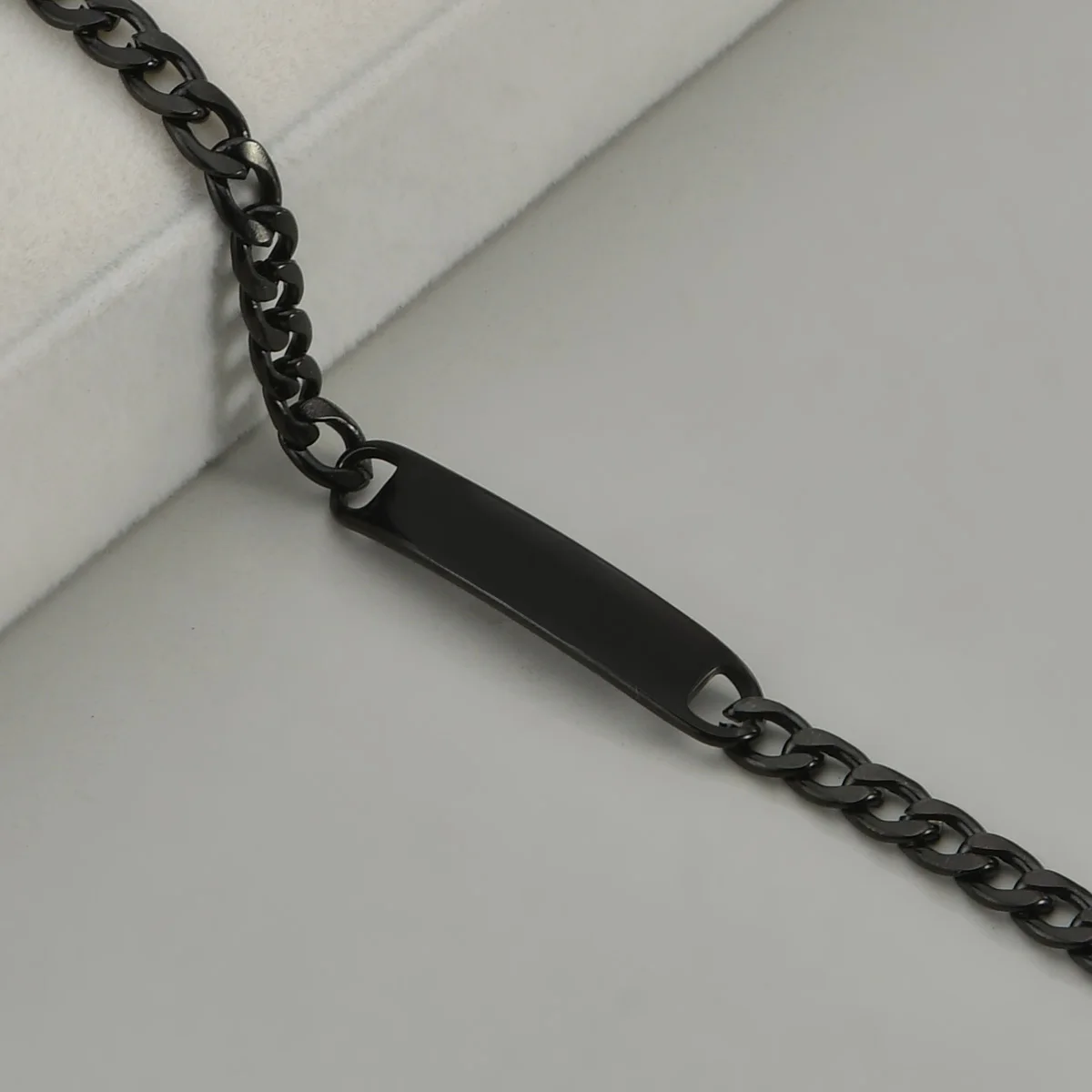 Рисунок 4 - Браслет Atoztide с именной табличкой