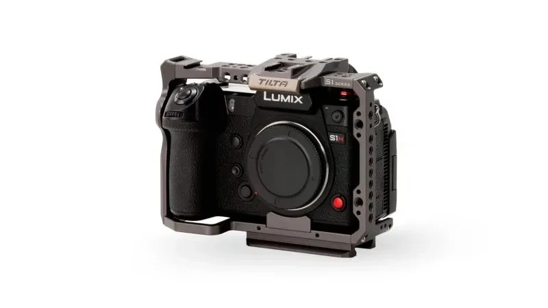 Full-Camera-Cage-for-Panasonic-S-series-%E2%80%93-Tilta-Gray-TA-T38-FCC-G_front34_Legacy-2-scaled.webp