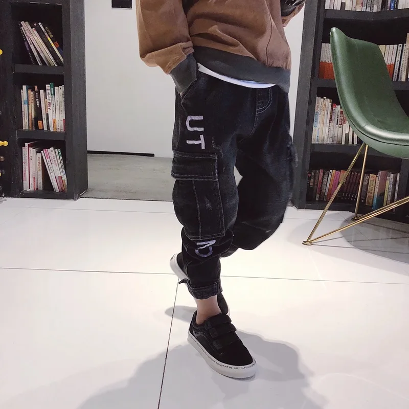 Джинсовые брюки для мальчиков Детский комбинезон на весну и осень свободные штаны в Корейском стиле повседневные штаны для крупных мальчиков