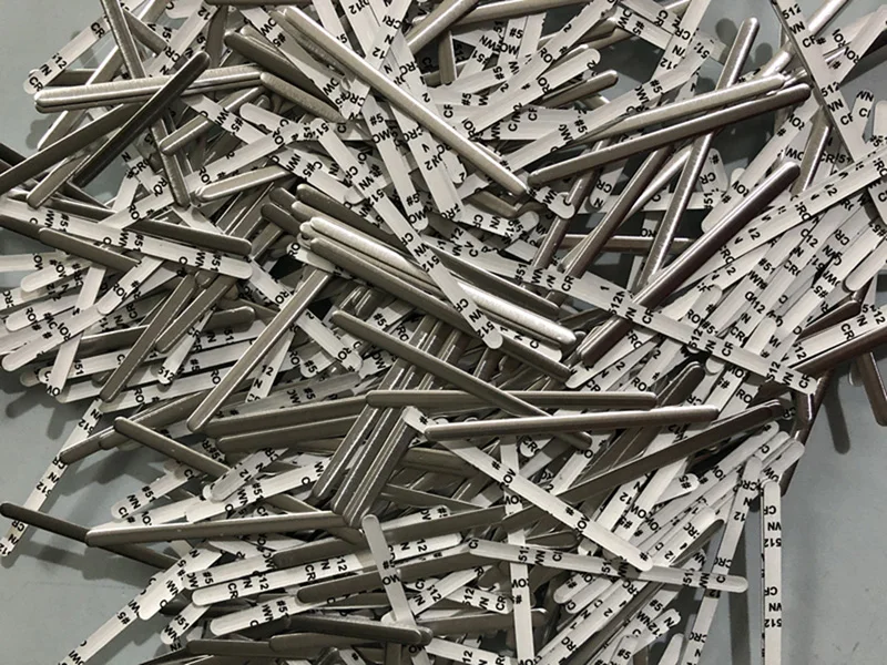 Lot de 100 clips métalliques pour masques réutilisables, vue d'ensemble
