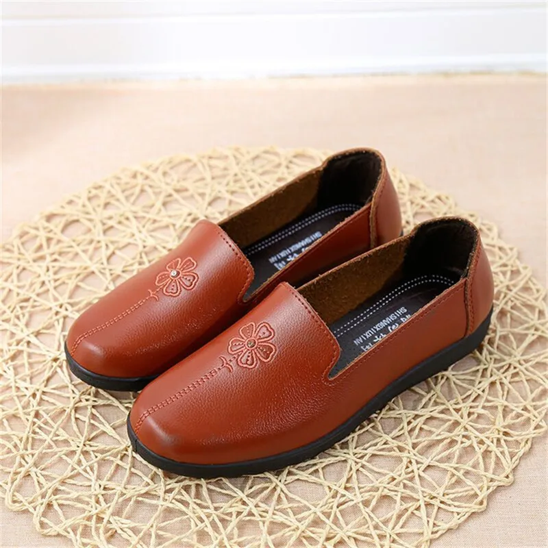 YAERNINew autumn pu leather women moccasins flat shoes embroidered moms flat shoes ballerina shoes casual shallow boat soft shoe