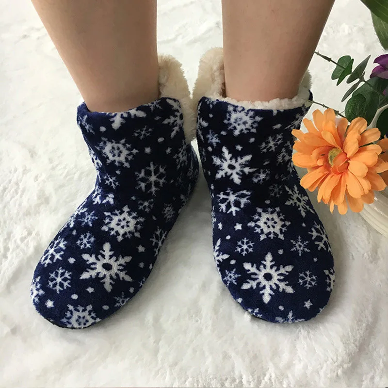 Blue Зимние женские тапочки из флока с принтом снежинки; красивые рождественские тапочки; женская короткая плюшевая теплая Домашняя обувь для девочек - Цвет: Blue