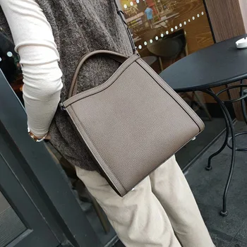 

The New Women's Leather Bags Hand Carrying and Shoulder Carrying