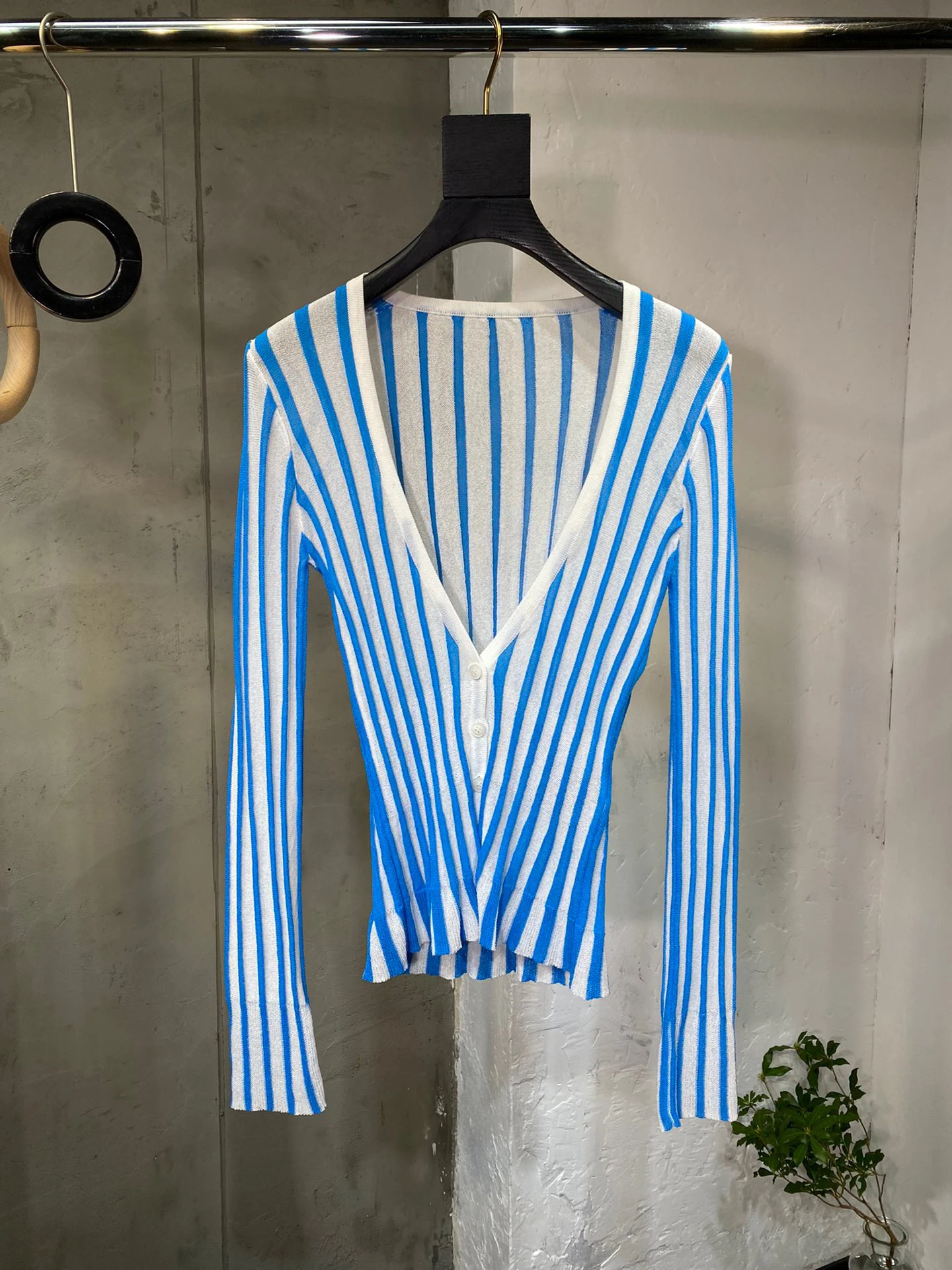 Женский трикотажный кардиган в разноцветную полоску с v-образным вырезом