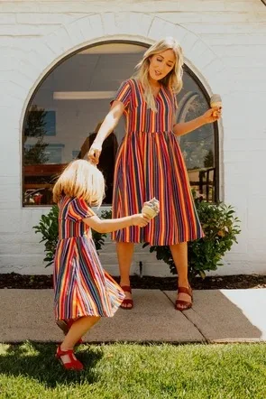 Новые одинаковые комплекты для семьи Одежда для детей и родителей новое летнее платье для мамы и дочки модный стиль лето