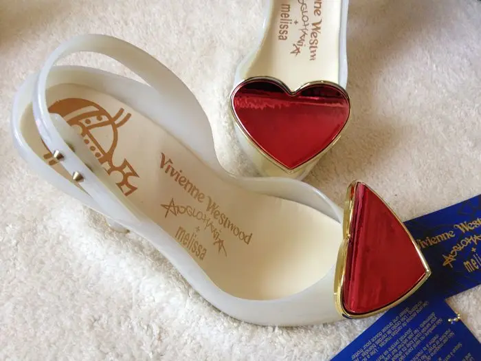 Женские туфли-лодочки на высоком каблуке-шпильке с открытым носком и украшением в виде сердца; босоножки с ремешком на пятке; прозрачная обувь; пикантная Летняя обувь; 2 цвета; A1591