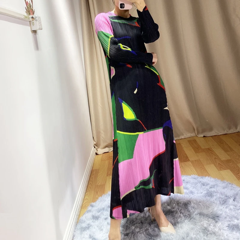 Весна Miyake плиссированное платье модной расцветки темперамент Круглый Воротник Тонкий Большие размеры Длинные рукава длинное Платье трапециевидной формы