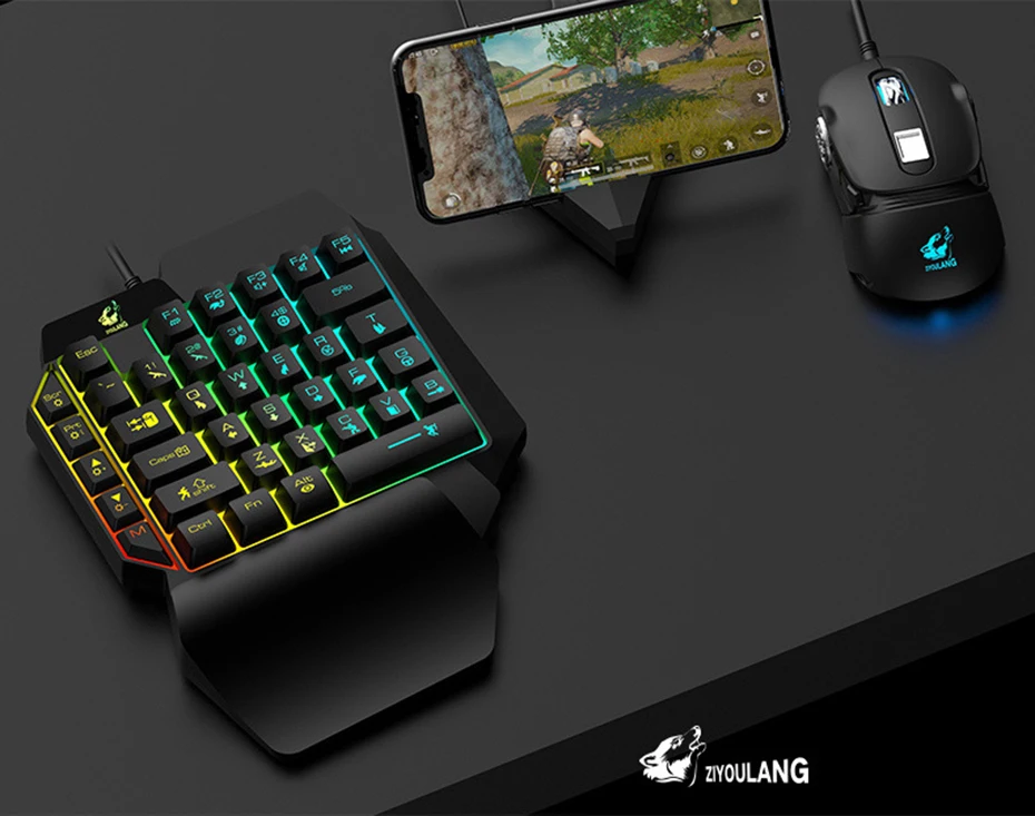 Teclado mecânico caído de uma mão com