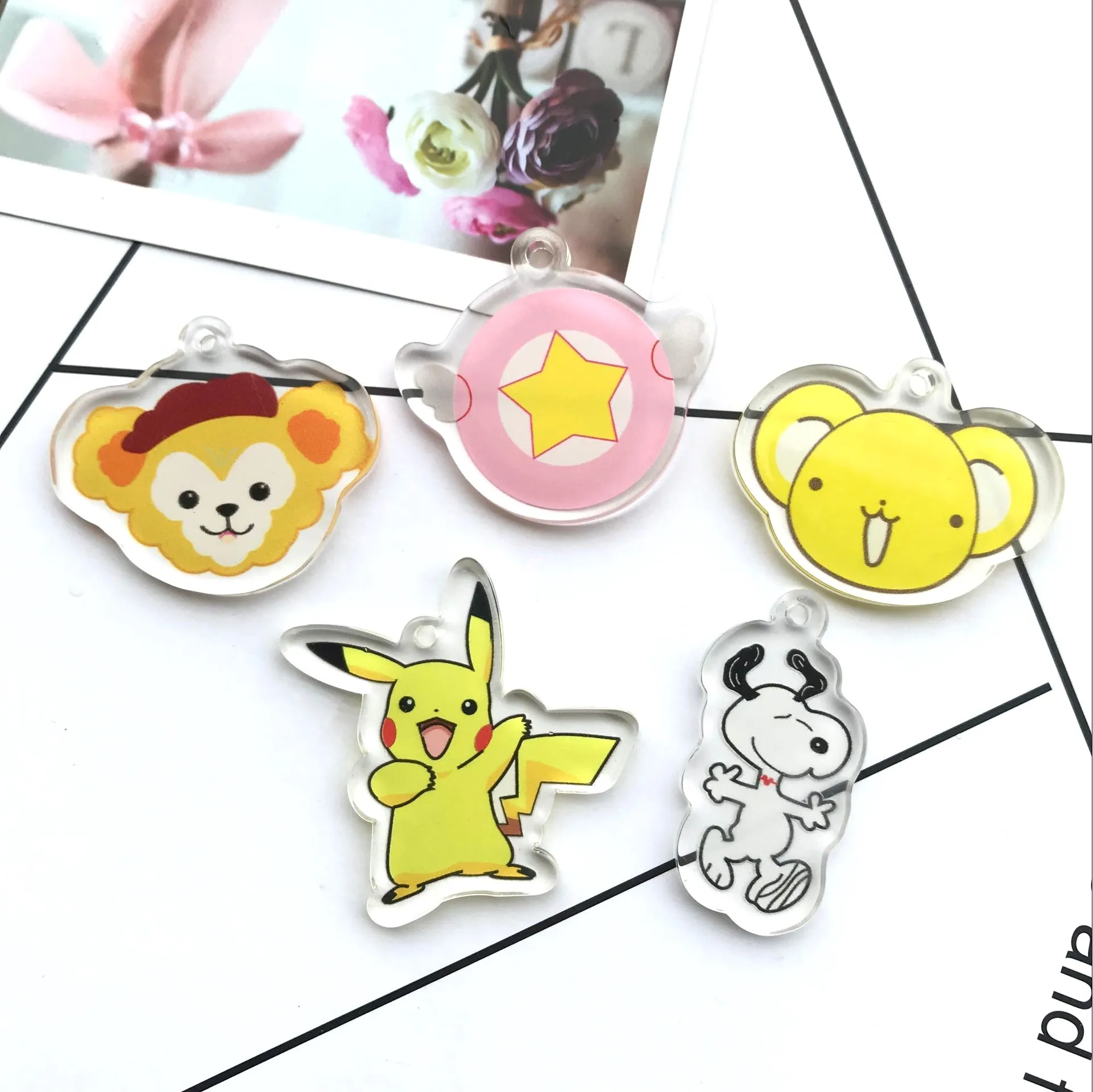 Бесплатная доставка! Плоская акриловая мультяшная нашивка модные Брелоки для