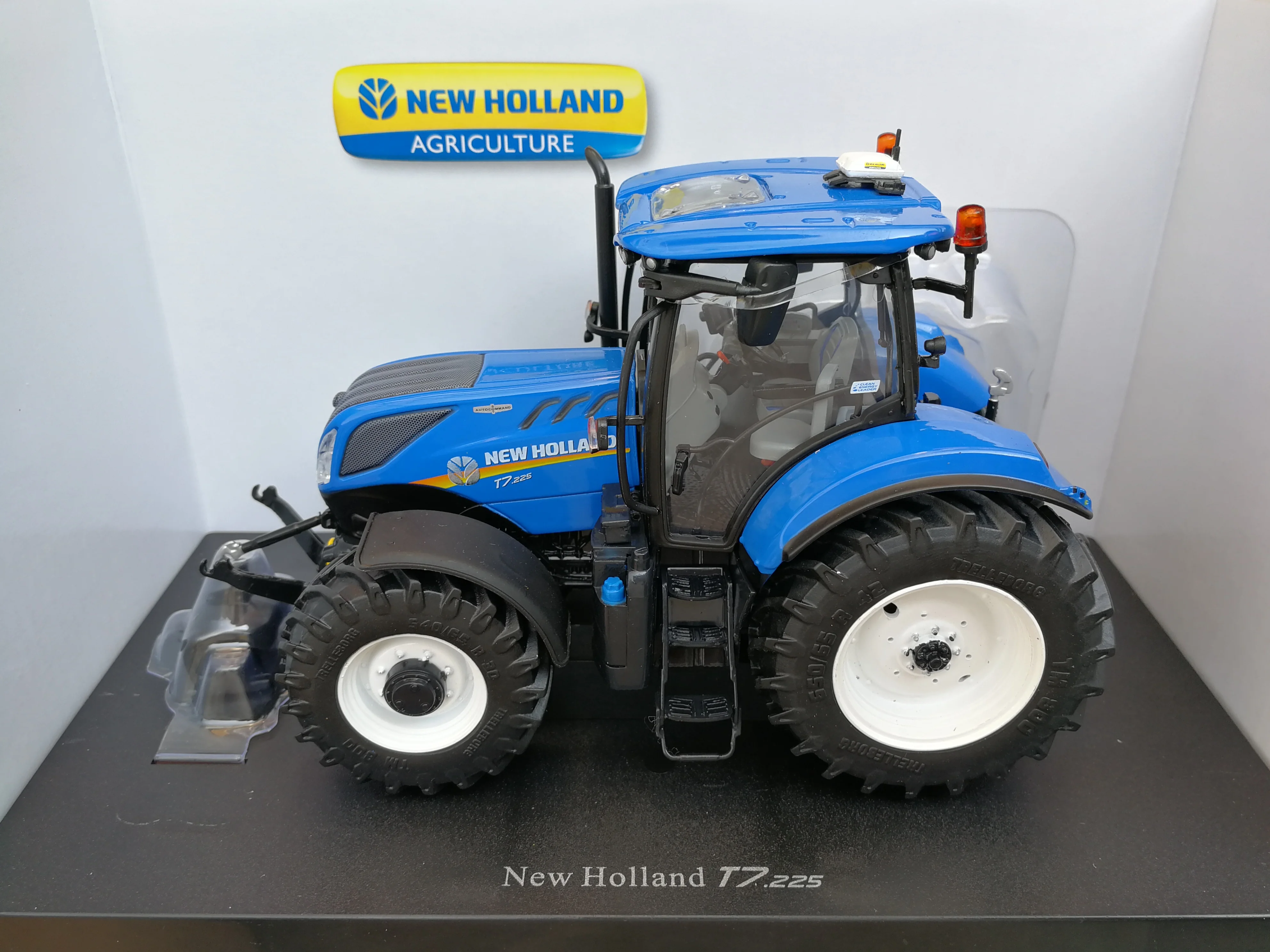UH 4893 NEW HOLLAND T7.225 Тракторные игрушки|trailer spring|trailer strapskeyring torch |