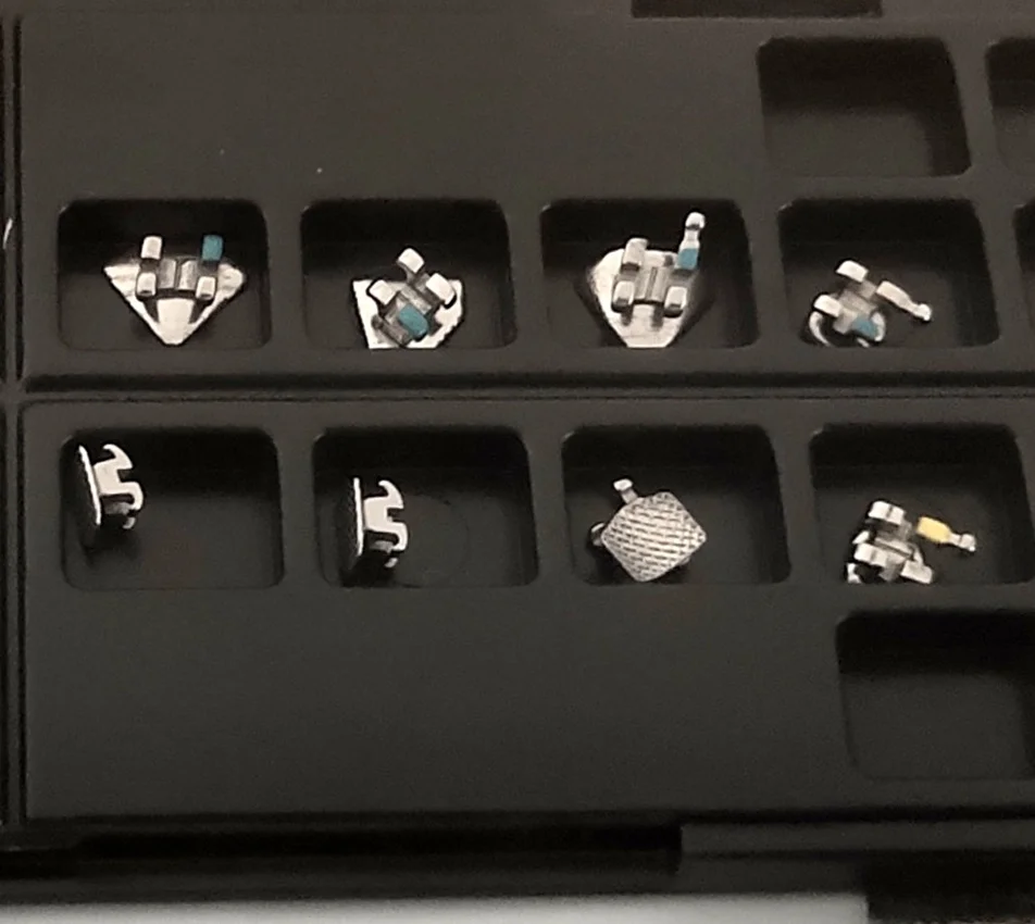 Рисунок 4 - Стоматологические Ортодонтические металлические скобы