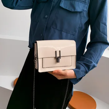 

Ins new texture bag female 2020 spring new Korean version of the wild fashion chain messenger net red small black bag