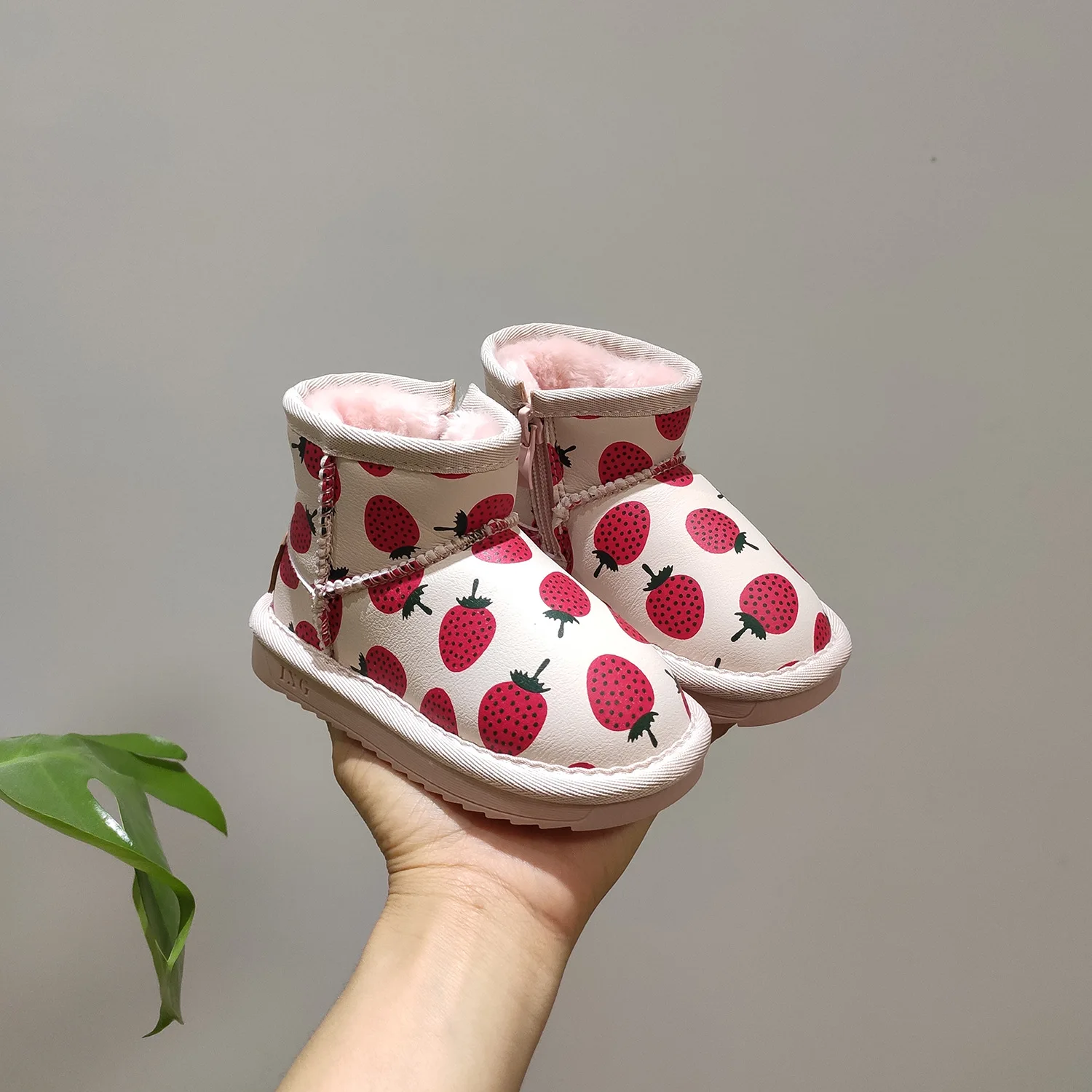 Зимние хлопковые ботинки с рисунком клубники для девочек, детские водонепроницаемые ботинки для катания на лыжах, От 1 до 3 лет ботинки для мальчиков