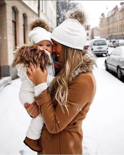 Kilig родитель-Детские шапочки с помпоном мягкие теплые Mommy Dadly Beanie шапки Дети Хлопок Эластичность мама детская зимняя шапка шапки