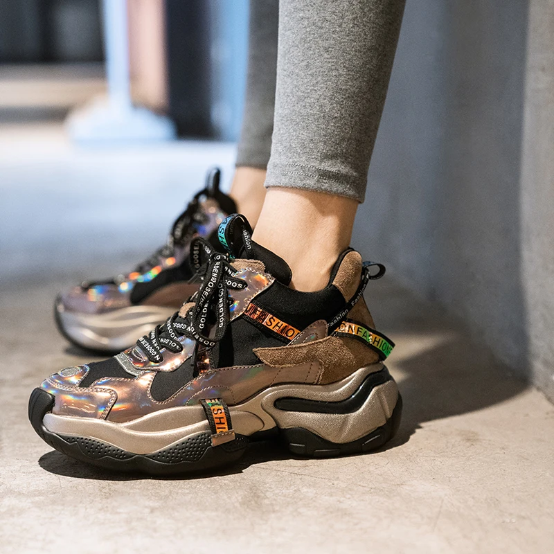 Женские лазерные блестящие кроссовки из натуральной кожи на платформе; дышащие вечерние туфли для ночного клуба в уличном стиле; Дизайнерские повседневные туфли