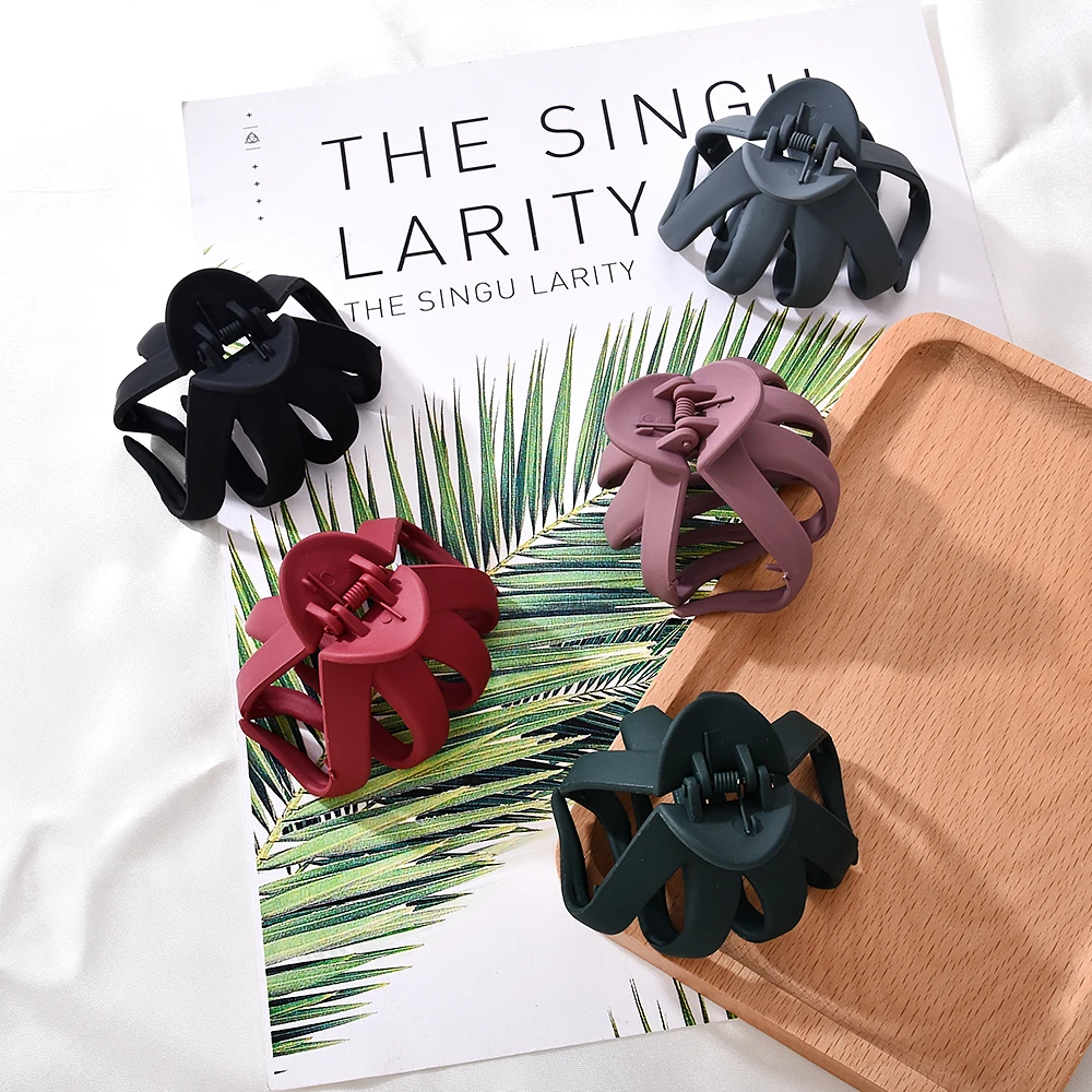 Women Girls Geometric Hair Claw Clamps Metal Hair Crab Moon Shape Hair Claw Clip Solid Color Hairpin Large Size Hair Accessories