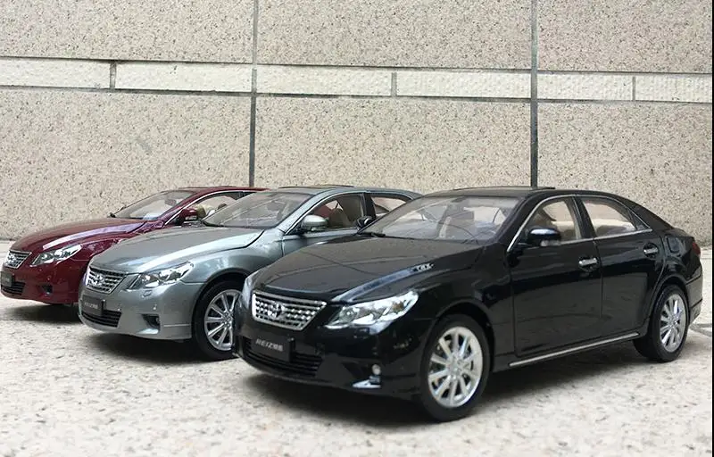 Игрушечный муравей автомобиль 1:18 Reiz старые модели TOYOTA REIZ шесть открытых дверей