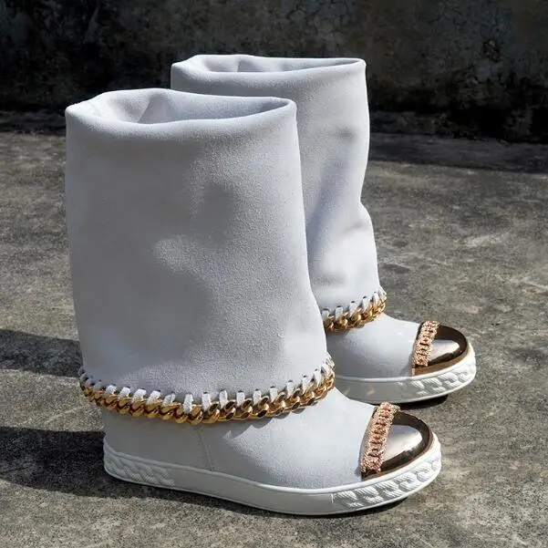 

Drop Shipping Woman Beige Suede Gold Chains Metal Toe Boots Round Toe Hidden Wedge 8 cm Height Increasing Slip On Fold Mid Boots