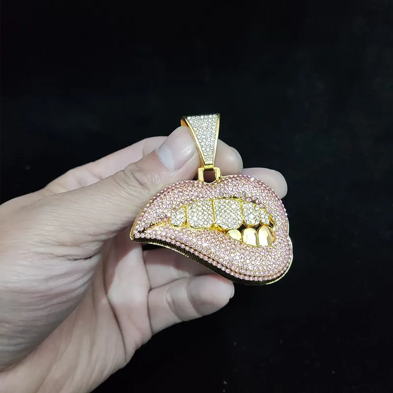 ZIDOM Bite Lip Necklace - Chain Detail