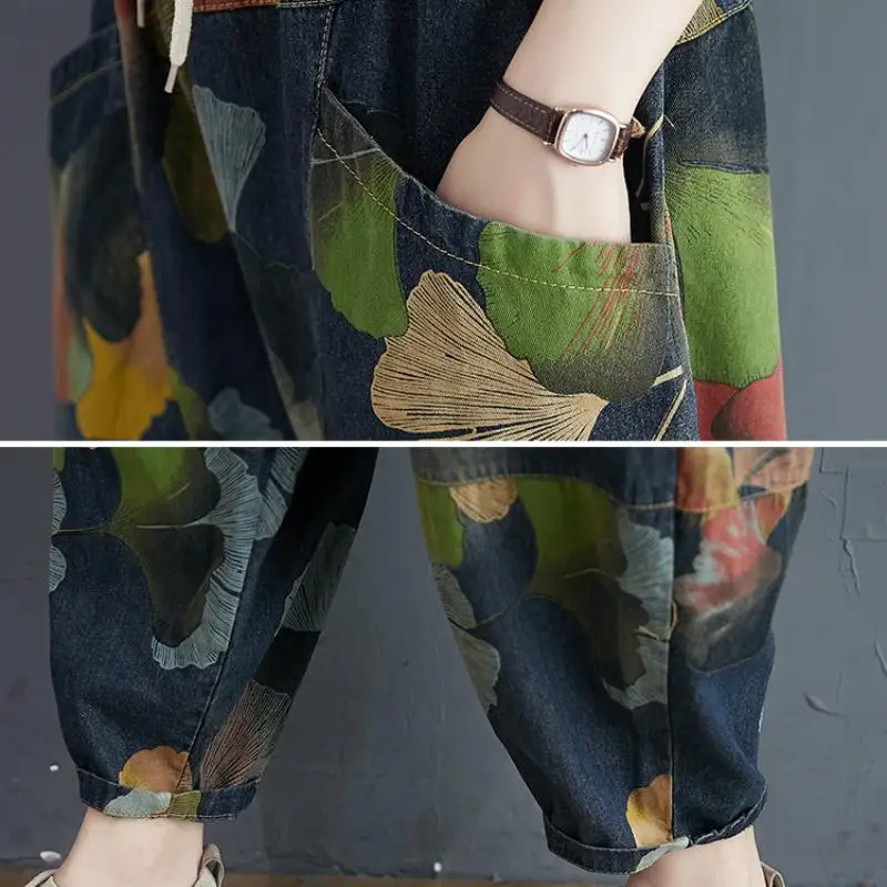 Свободные джинсы на завязке с многоцветным принтом 5