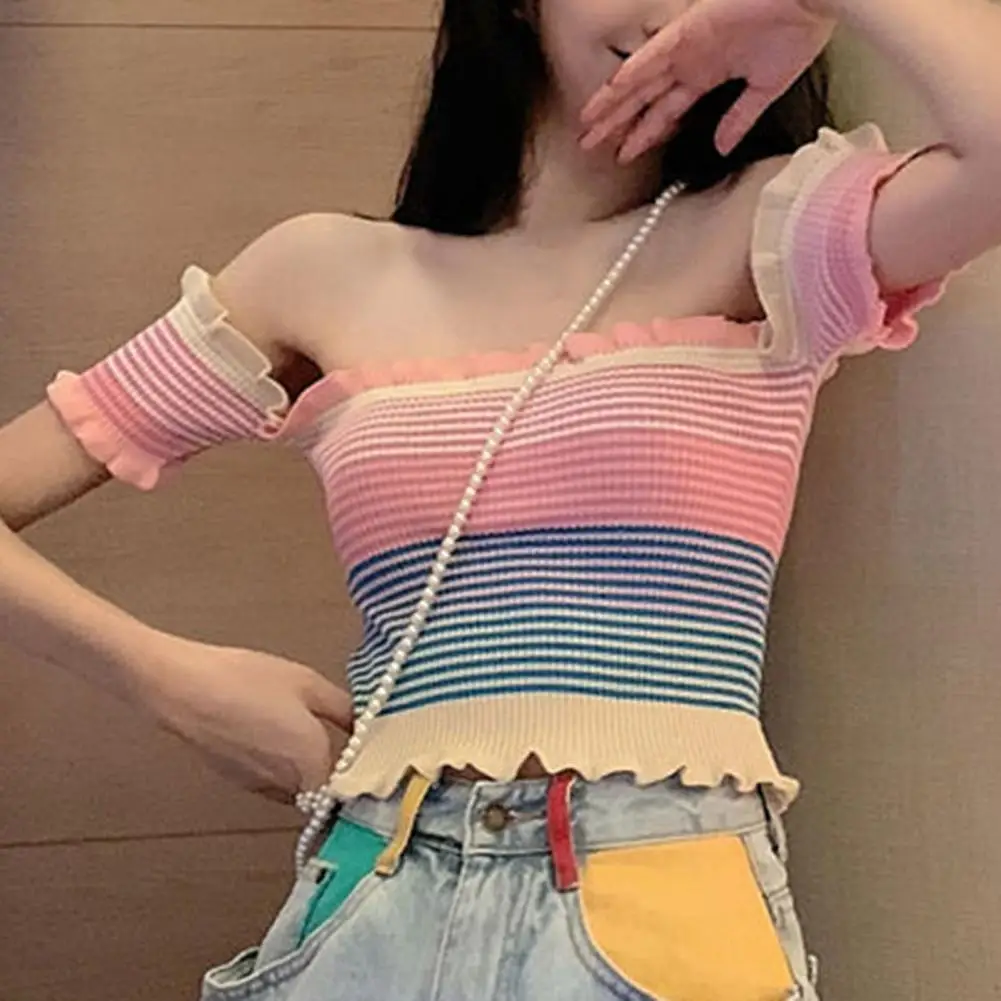 Женский топ в радужную полоску укороченный с открытыми плечами и коротким