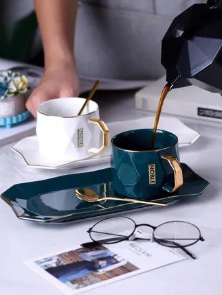 Кофе чашки Европейский маленький роскошный костюм Ins ветер один керамический с ложкой блюдо бытовой простой Английский чайный сервиз
