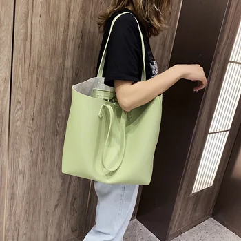 

2019 the new retro large capacity tot bag is simple, single shoulder slanted female bag