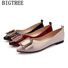 Женская обувь на плоской подошве с острым носком модная обувь года со стразами Женская кожаная обувь женская обувь