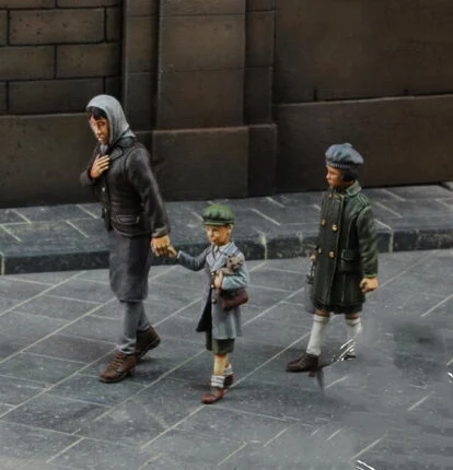 New Unassembled 1/35 Mother with Her Children include 3 stand Resin Figure Unpainted Model Kit | Игрушки и хобби