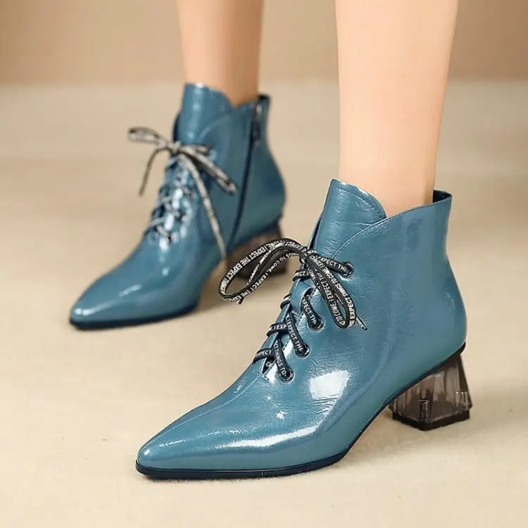 

In spring and autumn, the short tube of thick heel strap and the ankle-free Martin single boot are 5cm in microfiber.