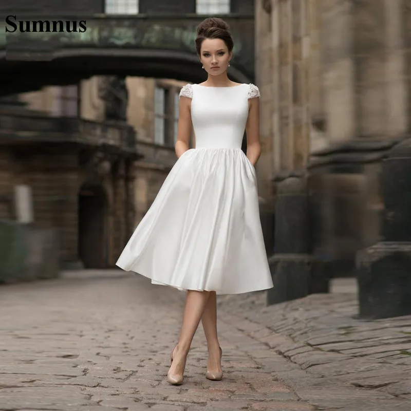 

Sumnus Boho Short Wedding Dress With Sleeve 2020 Lace Appliques Sexy Backless White bridal Dress Tea Length Wedding Gowns Pocket