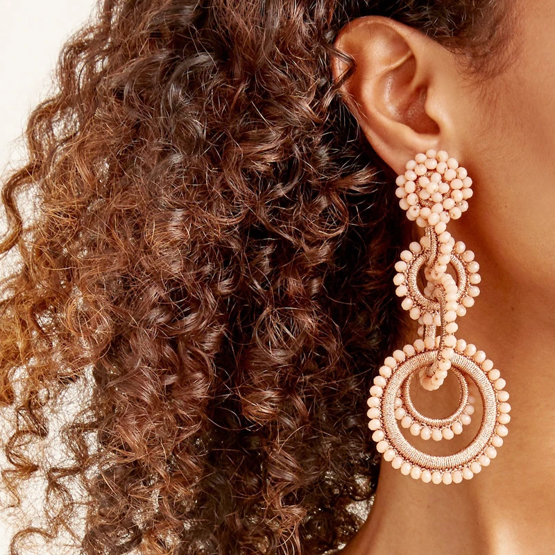 Большие серьги-подвески с перекрывающимися кольцами и кристаллами массивные