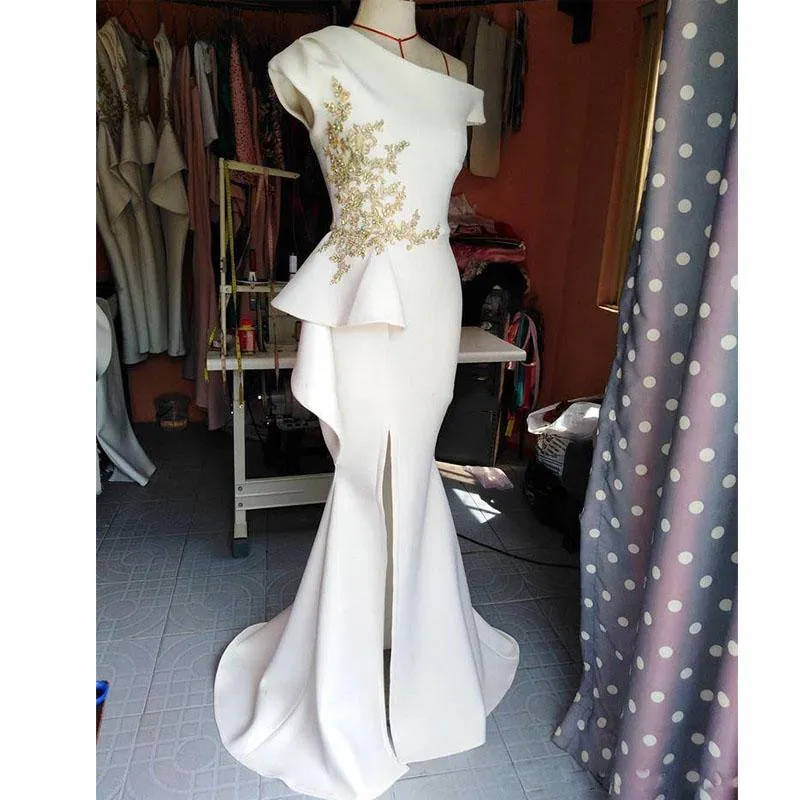 

2019 Sexy One Shoulder Side Split Prom Dresses gold Appliques with Beaded evening Gown Satin Sweep Train party prom dress Wears