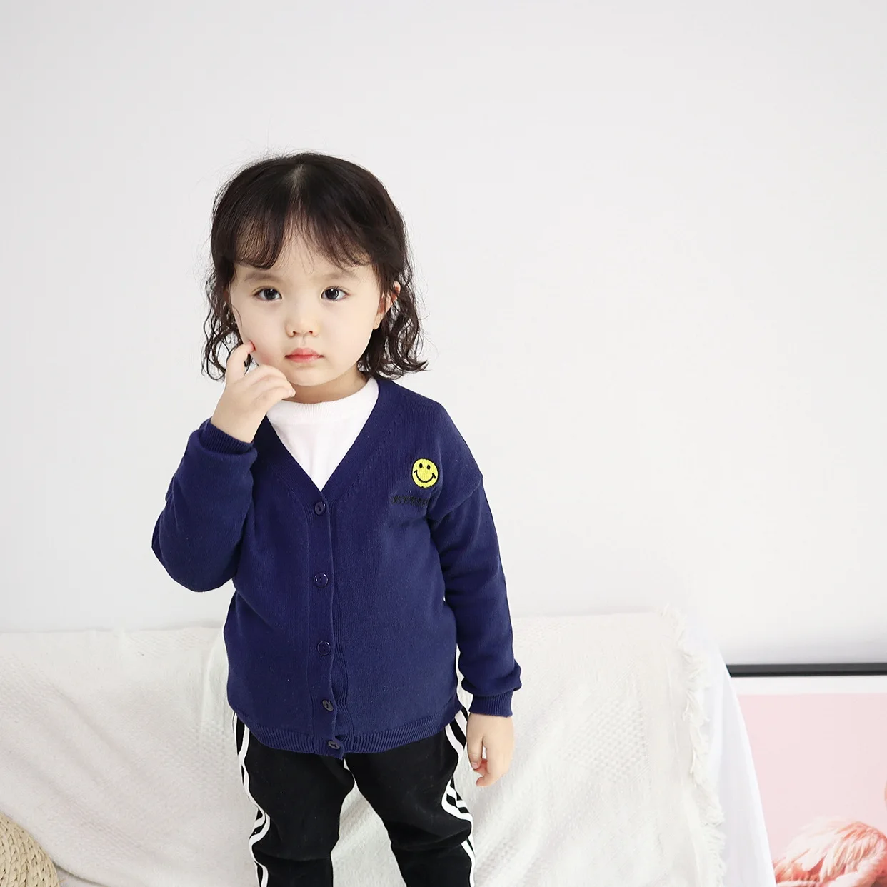 Детская одежда в стиле знаменитостей из Южной Кореи; сезон весна-осень; детский стильный кардиган со смайликом; Детский свитер