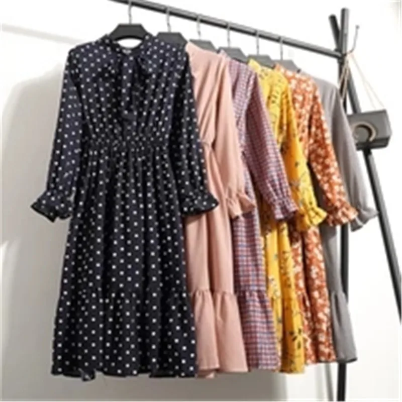 Женское платье рубашка средней длины черное винтажное с цветочным принтом и