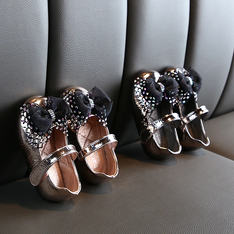 Осенняя кожаная обувь для маленьких девочек; милые Нескользящие однотонные туфли на плоской резиновой подошве с бантом; цвет розовый, серебристый; SSW048