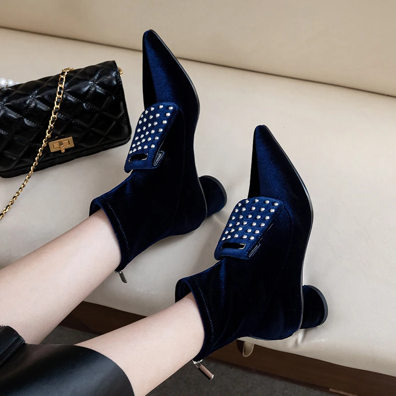 Chaussures femme Новая зимняя обувь женские ботинки-мартинсы, лаковая кожа с заклепками украшения ботинки в байкерском стиле; женская обувь; mujer
