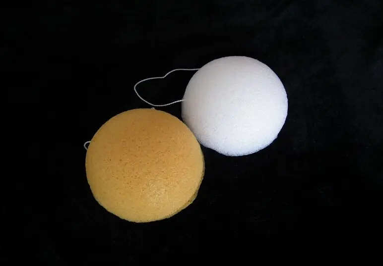 100pcs/lot 100% Natural Bamboo charcoal fiber Konjac sponges for effective skin cleansing in English package