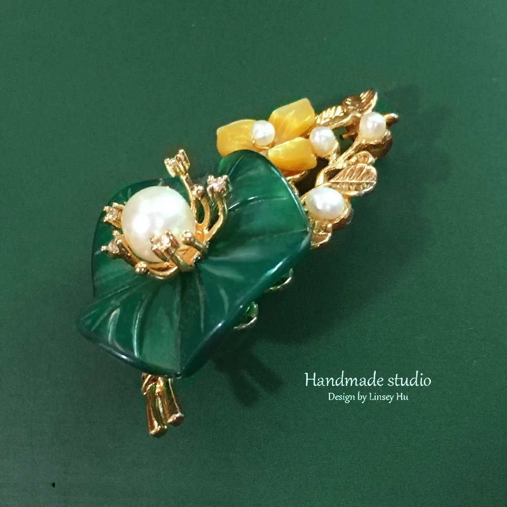 La MaxZa Freshwater Pearl Lotus Brooches For Women Fashion Jewelry Lady Sweater Suit Christmas Gift Handmade Brooches XZ2023