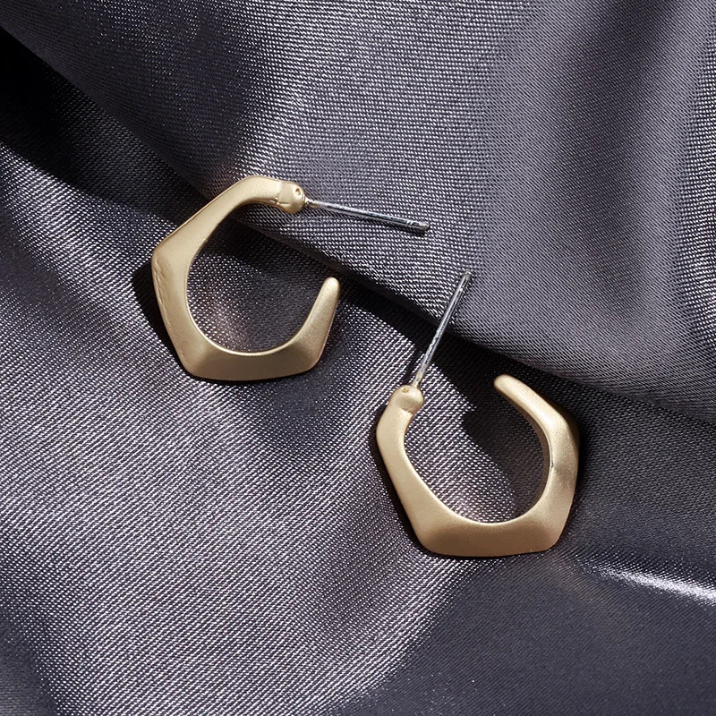 

Matte Gold Plated Metal Geometric C Shaped Stud Earrings for Women Girl High Quality Gifts Jewelry Pendientes Brincos 2020